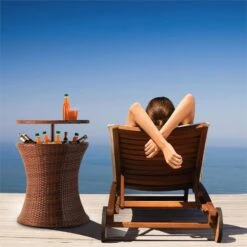 Beerboy Gartentisch Getränkekühler Ø50cm Polyrattan Bicolor Braun -Wundervoller Gartenladen 10029628 yy 0004 ambient Blumfeldt Beerboy Gartentisch Polyrattan Kuehler