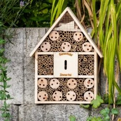 Insektenhotel Mit Spitzdach Aufhängung Ganzjährig Bewohnbar Holz 10 Insektenhotel Mit Spitzdach Aufhängung Ganzjährig Bewohnbar Holz -Wundervoller Gartenladen 10038022 yy 0002 logo